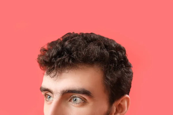 Junger Brünetter Mann Mit Stilvoller Frisur Auf Rotem Hintergrund Nahaufnahme — Stockfoto