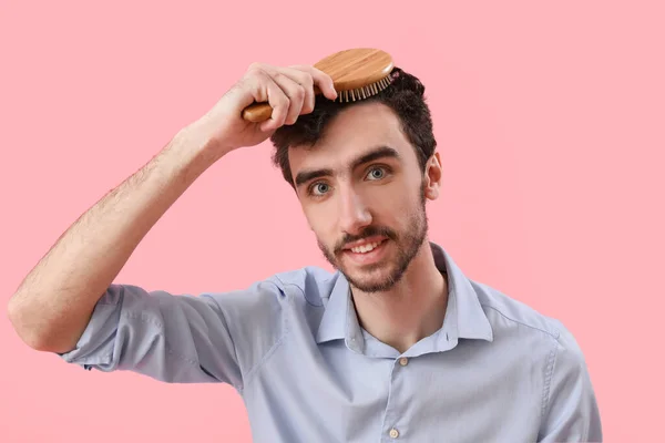 Mladý Bruneta Muž Kartáčování Vlasy Růžovém Pozadí Detailní Záběr — Stock fotografie