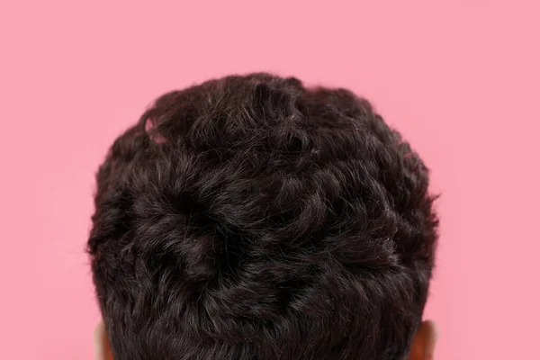 年轻的黑发男子 一头粉色背景的时髦发型 后视镜 — 图库照片