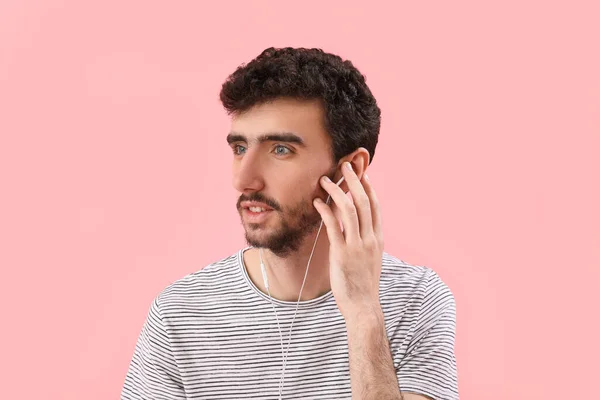 Jonge Brunette Man Koptelefoon Roze Achtergrond Close — Stockfoto