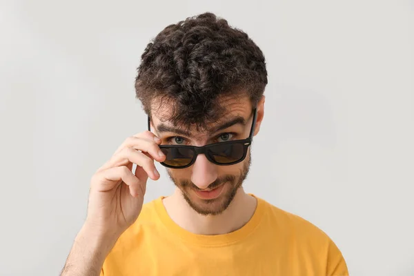 Młody Brunetka Człowiek Okulary Przeciwsłoneczne Jasnym Tle Zbliżenie — Zdjęcie stockowe