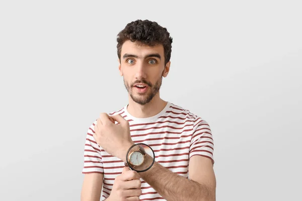 Reloj Pulsera Aumento Impactado Para Hombre Joven Sobre Fondo Claro — Foto de Stock