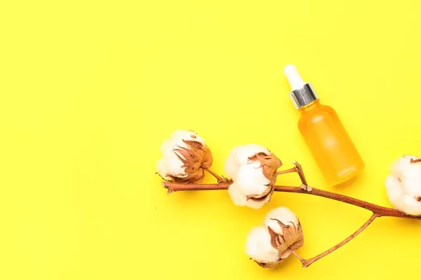 Botella Aceite Esencial Rama Algodón Sobre Fondo Amarillo — Foto de Stock