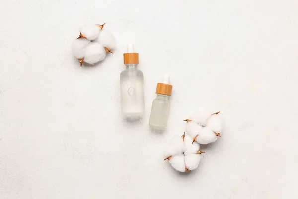 Botellas Aceite Esencial Flores Algodón Sobre Fondo Claro —  Fotos de Stock