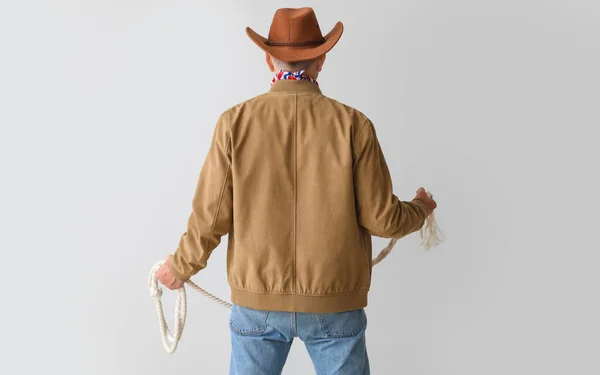 Älterer Cowboy Mit Lasso Auf Hellem Hintergrund Rückseite — Stockfoto