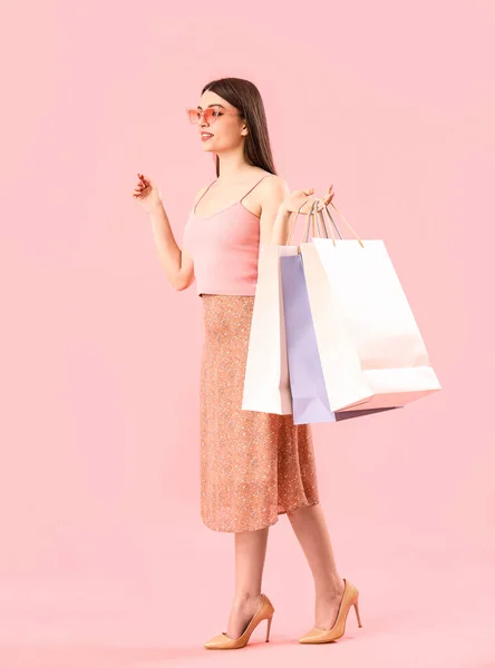 Fiatal Bevásárló Táskák Rózsaszín Háttér — Stock Fotó