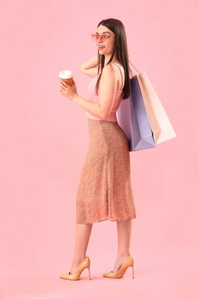 Fiatal Bevásárló Táskák Csésze Kávé Rózsaszín Háttér — Stock Fotó