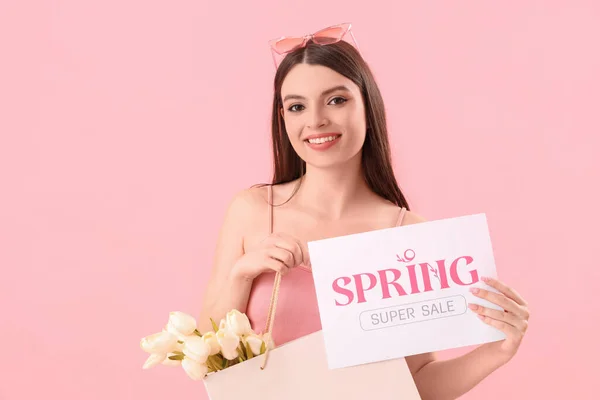 Joven Mujer Sosteniendo Papel Con Texto Spring Super Venta Bolsa — Foto de Stock