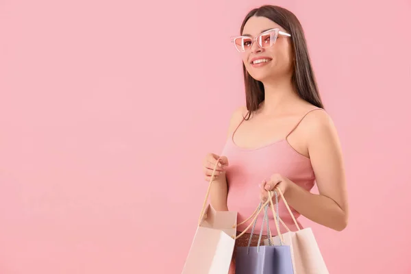 Jonge Vrouw Met Boodschappentassen Roze Achtergrond — Stockfoto