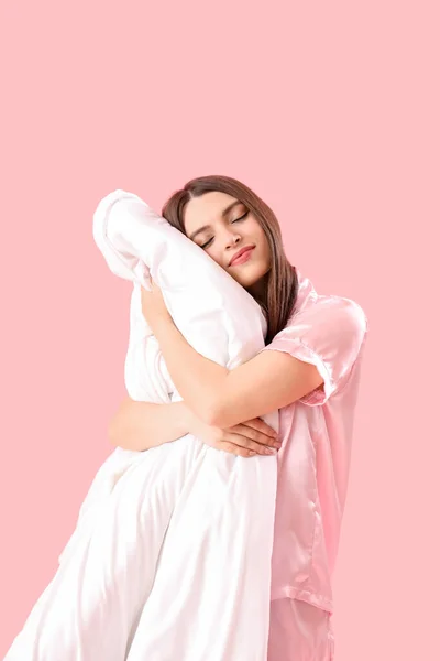 Jovem Com Cobertor Macio Fundo Rosa — Fotografia de Stock