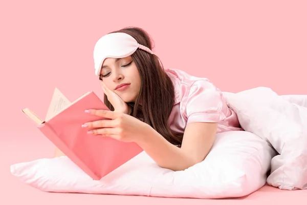 Young Woman Soft Blanket Reading Book Pink Background — Stock Photo, Image
