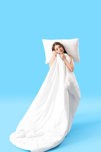 Junge Frau Mit Weichem Kissen Und Decke Auf Blauem Hintergrund — Stockfoto