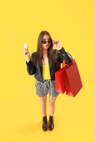 Jonge Vrouw Met Boodschappentassen Geld Gele Achtergrond — Stockfoto