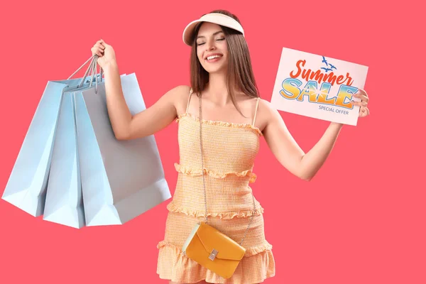 Νεαρή Γυναίκα Κρατώντας Χαρτί Κείμενο Καλοκαιρι Πωληση Και Τσάντες Ψώνια — Φωτογραφία Αρχείου