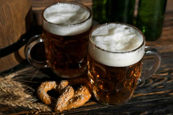 Kubki Zimnego Piwa Drewnianym Tle Święto Oktoberfest — Zdjęcie stockowe