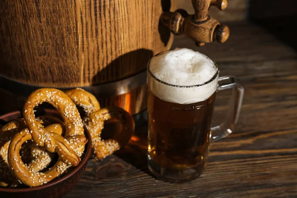 Taza Cerveza Fría Barril Pretzels Sobre Fondo Madera Celebración Del — Foto de Stock