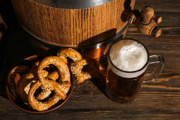 Becher Mit Kaltem Bier Fass Und Brezeln Auf Hölzernem Hintergrund — Stockfoto