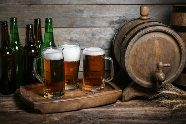 木製の背景に冷たいビール バレルとボトルのマグカップ オクトーバーフェストお祝い — ストック写真