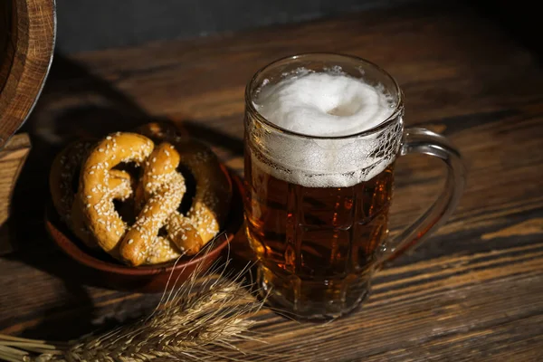 Becher Mit Kaltem Bier Und Brezeln Auf Dem Tisch Oktoberfest — Stockfoto