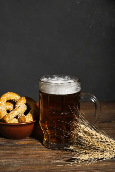 Taza Cerveza Fría Pretzels Mesa Celebración Del Oktoberfest — Foto de Stock