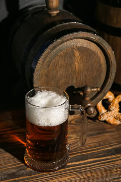 Кружка Холодного Пива Деревянная Бочка Столе Праздник Октоберфеста — стоковое фото