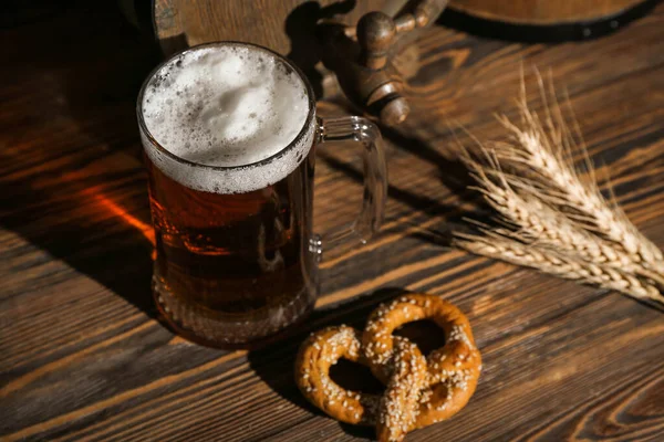 Hrnek Studeného Piva Preclík Dřevěném Pozadí Oslava Oktoberfestu — Stock fotografie