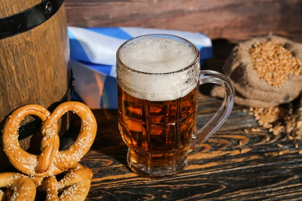 Becher Mit Kaltem Bier Und Brezeln Auf Holzuntergrund Oktoberfest Feier — Stockfoto