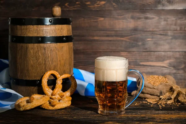 Krug Mit Kaltem Bier Brezeln Und Holzfass Auf Dem Tisch — Stockfoto
