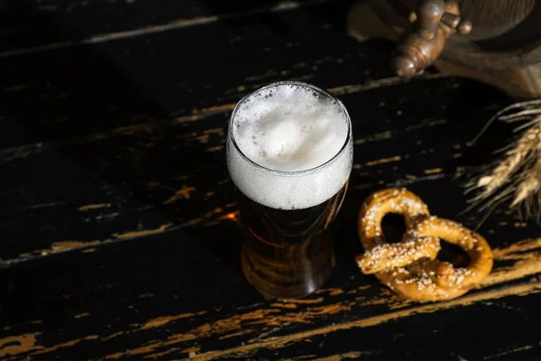 Склянка Холодного Пива Кренделя Темному Дерев Яному Фоні Святкування Октоберфеста — стокове фото