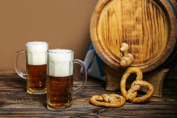Hrnečky Studeným Pivem Preclíky Dřevěným Sudem Stole Oslava Oktoberfestu — Stock fotografie