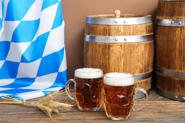Hrnečky Studeným Pivem Dřevěnými Sudy Stole Oslava Oktoberfestu — Stock fotografie