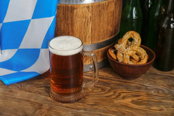 木底座上的一大杯冷啤酒和桶啤酒 Oktoberfest Celebration — 图库照片