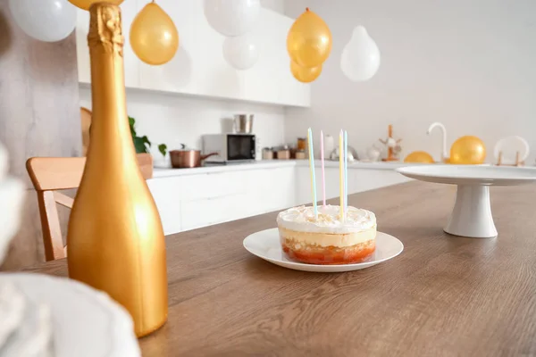 Születésnapi Torta Asztalon Konyhában Közelkép — Stock Fotó