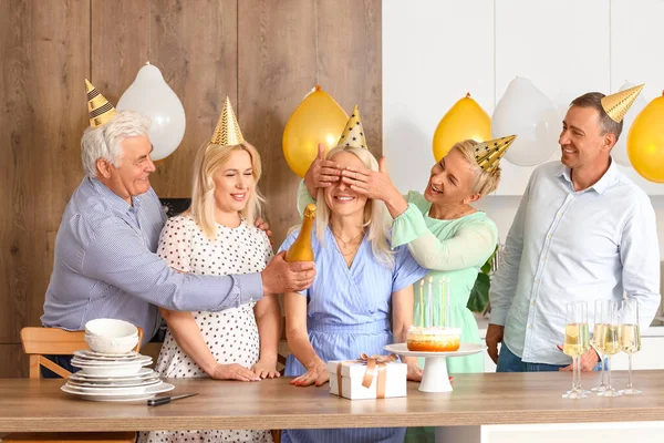 Зрелые Люди Празднуют День Рождения Кухне — стоковое фото