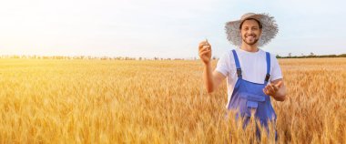 Buğday tarlasında çiftçi portresi