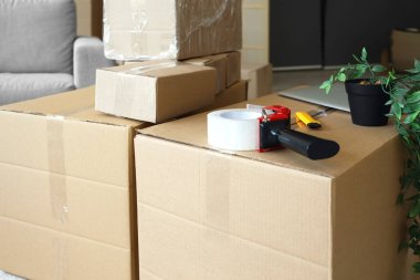 Oturma odasındaki taşınma kutusuna yapıştırılmış bant.