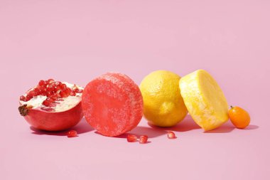 Limonlu, kumkatlı ve pembe zeminli katı renkli şampuan barları.