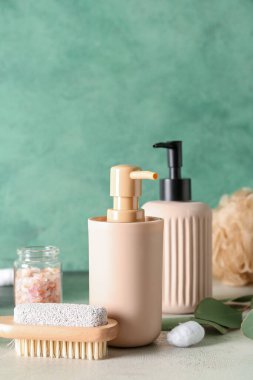 Kozmetik ürünleri, masaj fırçası ve deniz tuzu.