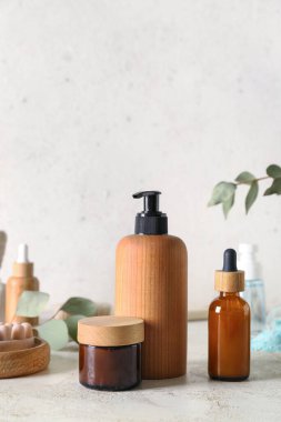 Hafif arka planda kozmetik ürünleri, masaj sabunu ve krem şişeleri