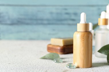 Renkli arka planda kozmetik damlası şişesi, yakın plan