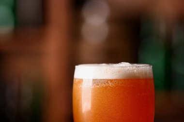 Barda bir bardak bira, yakın plan. Ekim Festivali Kutlaması