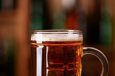 Barda bir kupa bira, yakın plan. Ekim Festivali Kutlaması