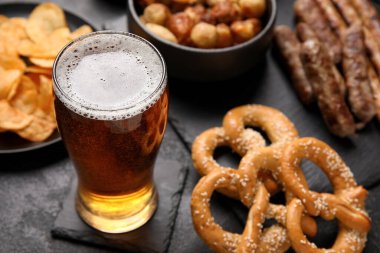 Siyah arka planda bir bardak soğuk bira. Ekim Festivali Kutlaması