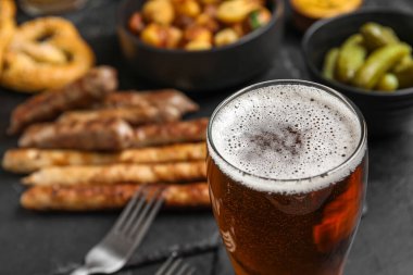 Siyah arka planda bir bardak soğuk bira. Ekim Festivali Kutlaması