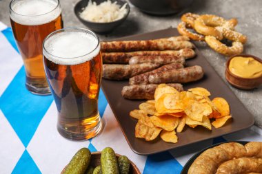 Soğuk bira bardakları ve arka planda farklı atıştırmalıklar. Ekim Festivali Kutlaması