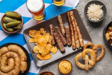 Bir bardak soğuk bira ve arka planda farklı atıştırmalıklar. Ekim Festivali Kutlaması