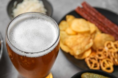 Gri arka planda bir bardak soğuk bira. Ekim Festivali Kutlaması