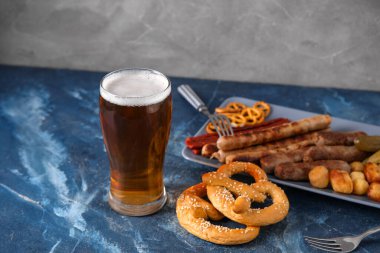 Bir bardak soğuk bira ve farklı atıştırmalıklar. Ekim Festivali Kutlaması