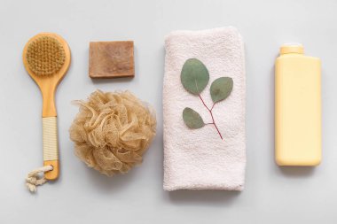 Gri arka planda banyo malzemeleri ile kompozisyon