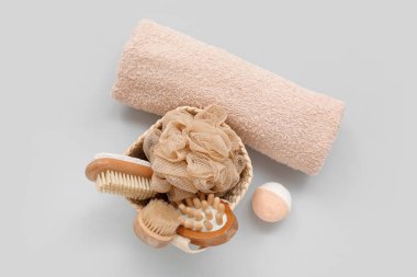 Banyo malzemeleri ve gri arka planda bomba.